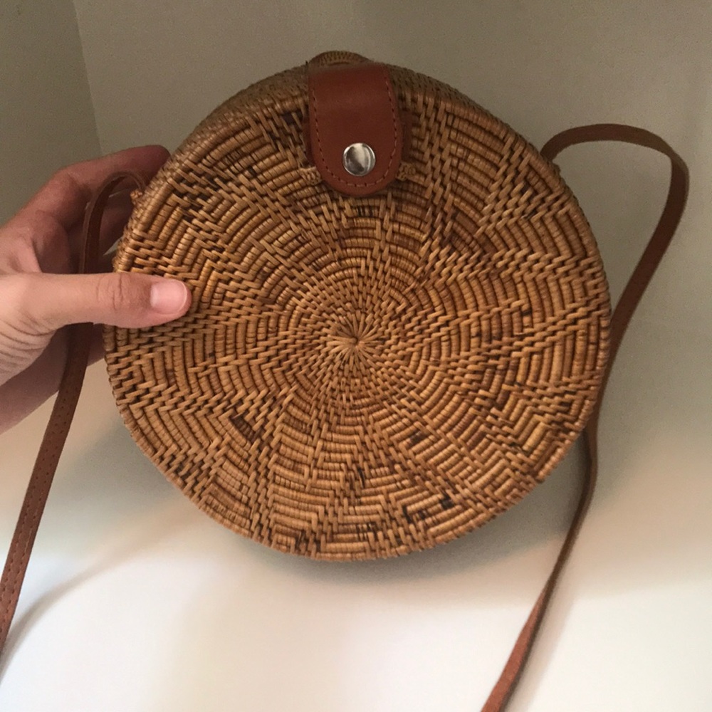 Round wicker bag